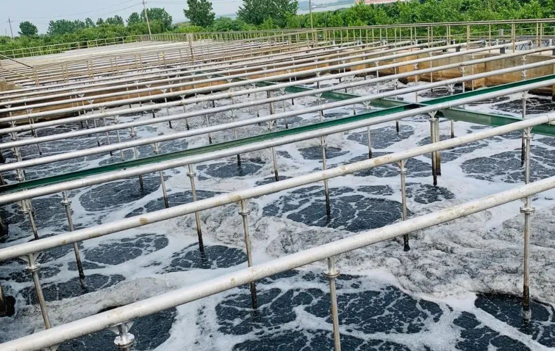 (圖:工業(yè)廢水起泡現(xiàn)場(chǎng))