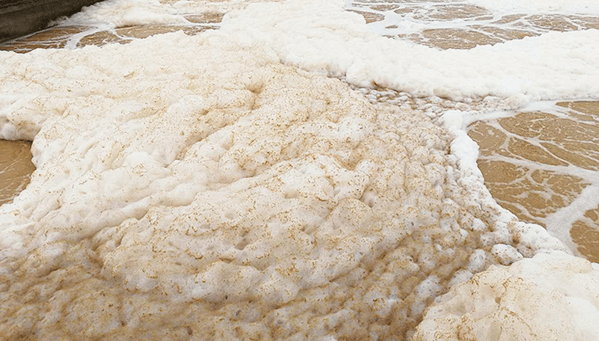 (圖:化工污水處理起泡場(chǎng)景)