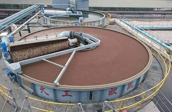 （圖：電廠爐渣廢水處理池起泡場(chǎng)景）